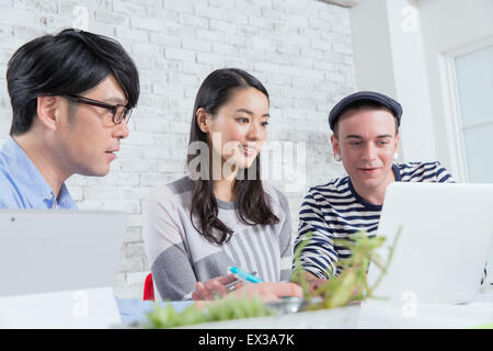 Multi-ethnic business people working in modern office Banque D'Images