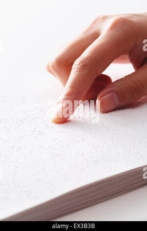 La lecture de la main du papier braille Banque D'Images