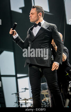 Milan Italie. 05 juillet 2015. Le chanteur et compositeur italien Tiziano Ferro effectue live au stade San Siro lors de sa nouvelle tournée intitulée 'Lo Stadio Tour 2015". Credit : Rodolfo Sassano/Alamy Live News Banque D'Images