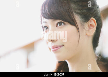 Jeune étudiant d'université japonais attrayant portrait Banque D'Images