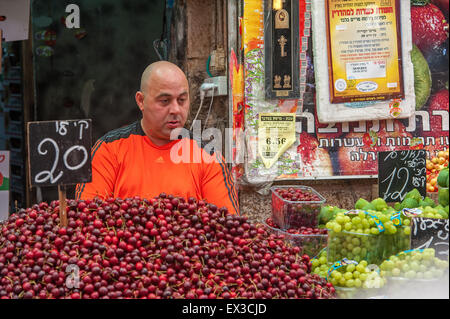 Vendeur de fruits, marché Machane Yehuda, Jérusalem, Israël Banque D'Images