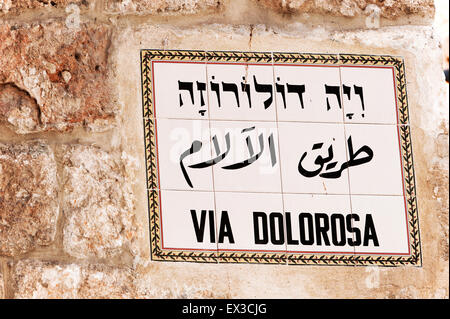 Via Dolorosa street sign en trois langues, vieille ville, Jérusalem, Israël, Moyen Orient Banque D'Images