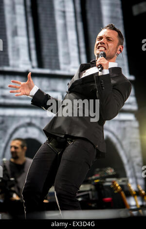 Milan Italie. 05 juillet 2015. Le chanteur et compositeur italien Tiziano Ferro effectue live au stade San Siro lors de sa nouvelle tournée intitulée 'Lo Stadio Tour 2015". Credit : Rodolfo Sassano/Alamy Live News Banque D'Images