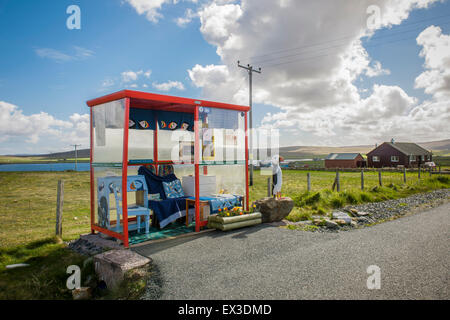 Unst abri bus, joliment décorée, à l'extrémité nord abri bus au Royaume-Uni, entre Baltasound et Haroldswick, Unst, Shetland Banque D'Images