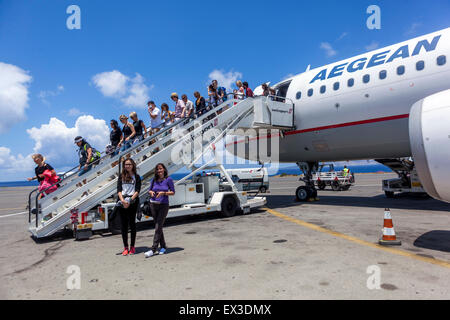 Nikos Kazantzakis aéroport international, Héraklion île de Crète Grèce vacanciers arrivant Banque D'Images