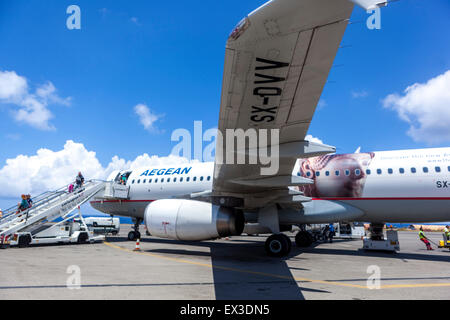 Le Grec Aegean Airlines avion Airbus A320 sur la piste à l'Aéroport International Nikos Kazantzakis, Héraklion Crète Grèce Banque D'Images