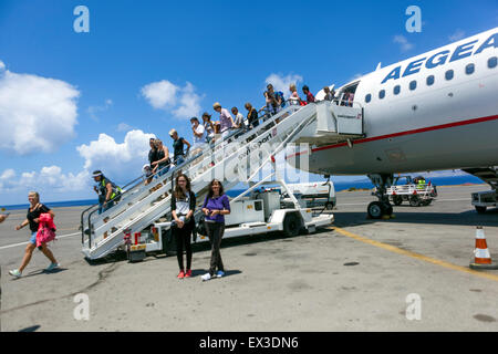 L'avion de la compagnie aérienne grecque Egée Airbus A320 sur la piste de l'aéroport international Nikos Kazantzakis, Héraklion Crète Grèce vacanciers Banque D'Images