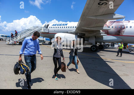 Avion grec Aegean Airlines Airbus A320 sur la piste à l'aéroport international Nikos Kazantzakis, Héraklion Crète île Grèce à pied Banque D'Images