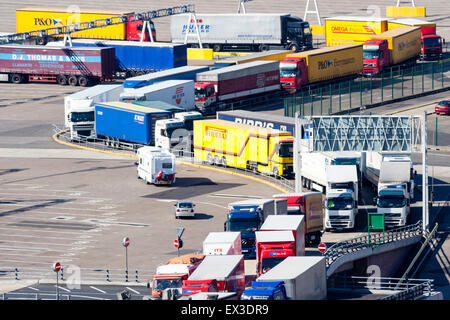 Vue de jour au-dessus de deux voies de camions et camionnettes se déplaçant lentement le long après dés-embarqué à l'anglais cross channel port de ferry de Douvres. Banque D'Images