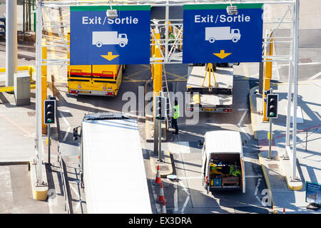 Vue de jour au-dessus de deux voies de camions et camionnettes se déplaçant lentement le long après dés-embarqué à l'anglais cross channel port de ferry de Douvres. Banque D'Images