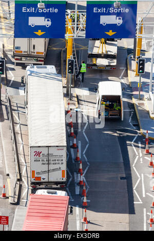 Vue de jour au-dessus de deux voies de camions et camionnettes se déplaçant lentement le long après dés-embarqué à l'anglais cross channel port de ferry de Douvres. Banque D'Images