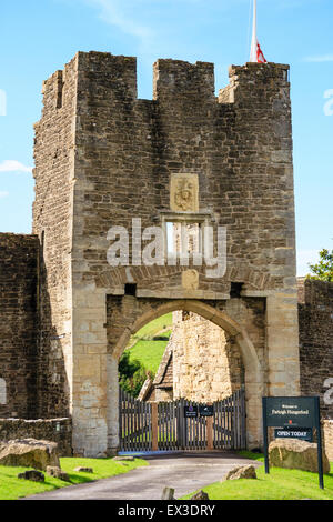 Les ruines de Farleigh Hungerford castle. Le 14e siècle est gardien, l'entrée principale du château avec le mur rideau extérieur et bleu ciel. Banque D'Images