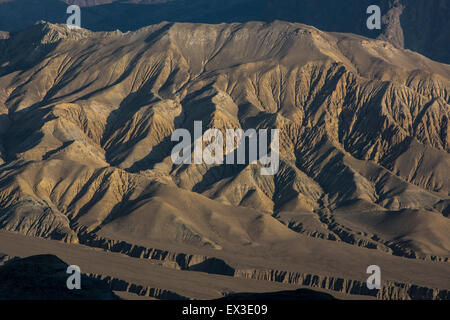 Montagnes, rochers dans la lumière du soir, paysage érodé de couleurs différentes en fonction de la composition minérale de Banque D'Images