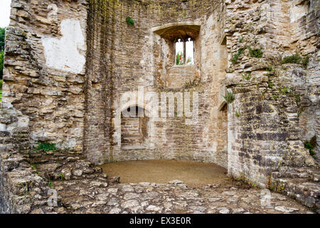Les ruines de Farleigh Hungerford castle en Angleterre. Le Sud Ouest 'Lady' Tower, de l'intérieur. Un 15e siècle de cinq étages de la tourelle en ruine. Banque D'Images