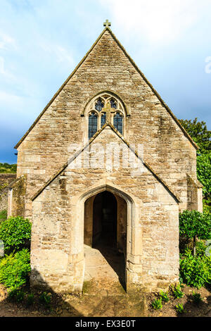 Ruines du château médiéval anglais, Farleigh Hungerford. L'entrée et la porte de la chapelle en pierre du 14ème siècle de St Leonard. Banque D'Images