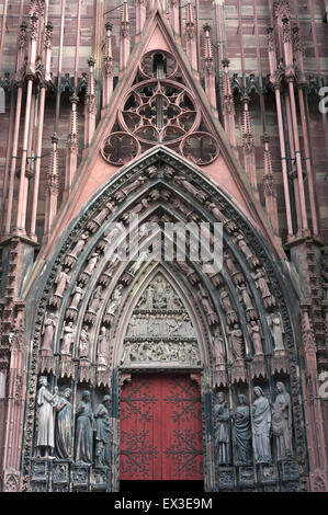 Portail nord de la façade occidentale de la cathédrale de Strasbourg, Strasbourg, Alsace, France Banque D'Images