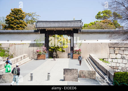 La rampe et l'Sakuramon, un nouveau type de style Koraimon gate insérés dans le mur au toit style dobei au château d'Osaka au Japon. Printemps, ciel bleu. Banque D'Images