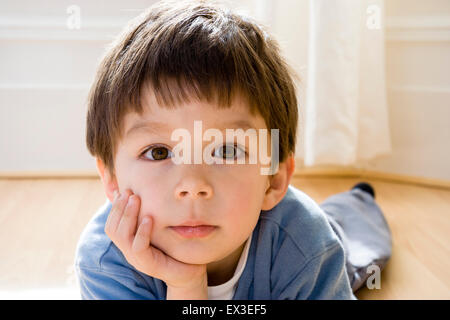 Portrait d'un garçon de 6 ans qui pose pour l'appareil photo Photo Stock -  Alamy