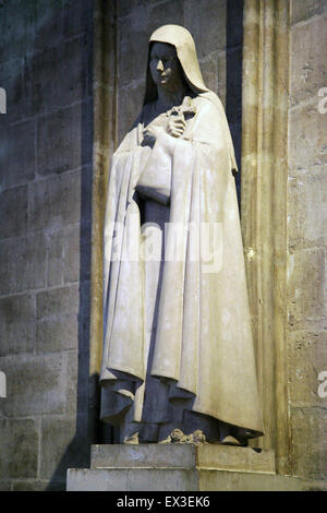 Statue de sainte Thérèse de Lisieux dans la cathédrale de Notre-Dame de Paris France Banque D'Images