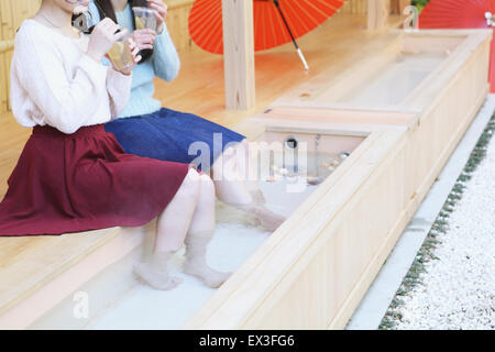 Les jeunes femmes japonaises, bénéficiant d'un spa pour les pieds à Kawagoe, Japon Banque D'Images