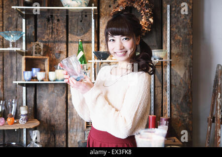 Jeune japonaise bénéficiant visite à l'atelier de verre à Kawagoe, Japon Banque D'Images