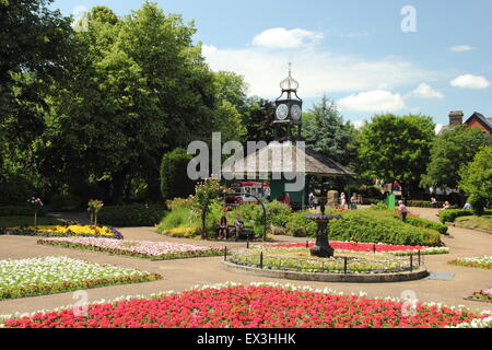 De fleurs en pleine floraison sur une chaude journée d'été à Hall Leys, un espace vert anglais traditionnel dans Matlock, Derbyshire UK Banque D'Images