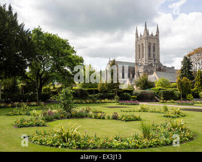 Cathédrale St Edmundsbury vue jardins de l'abbaye de Bury St Edmunds Suffolk Banque D'Images