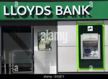 Distributeur de billets un distributeur automatique de machine à la Lloyds Bank Branch dans le Derbyshire, Angleterre, Royaume-Uni Banque D'Images