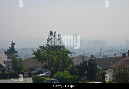 BURNABY, BC, CANADA - Le 5 juillet 2015. Vu de Burnaby, la fumée provenant de feux brûler ailleurs sur la côte sud de la Colombie-Britannique, la plupart des couvertures de Metro Vancouver le dimanche après-midi. Metro Vancouver ont émis un avis sur la qualité de l'air due à de fortes concentrations de particules fines dans l'air. Crédit : Maria Janicki/Alamy Banque D'Images