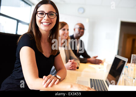 Jeune femme souriante exécutif blanc au cours de réunion en salle de conférence Bureau Banque D'Images