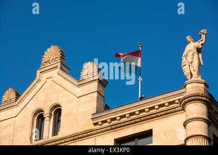 LUX, Luxembourg, ville de Luxembourg, drapeau sur le toit du palais du Grand-duc, Palais grand-ducal à la Rue du Marche-aux-il Banque D'Images