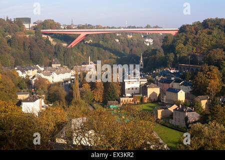 LUX, Luxembourg, ville de Luxembourg, de la grande-duchesse Charlotte pont traversant la rivière vallée de l'Alzette, ville, quartier Pfaffenthal. Banque D'Images