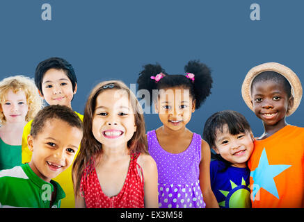 Les enfants de la diversité l'Amitié Innocence Concept Smiling Banque D'Images