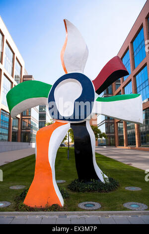 LUX, Luxembourg, ville de Luxembourg, les immeubles de bureaux du plateau de Kirchberg, sculpture La Grande fleur qui marche par Fernand Banque D'Images