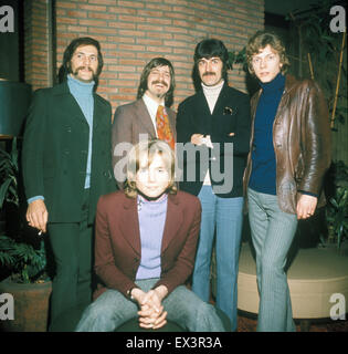 MOODY blues rock britannique à propos du groupe 1970. De gauche à droite : Mike Pinder, Graeme Edge,Ray Thomas, John Lodge et Justin Hayward assis Banque D'Images