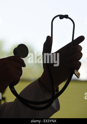 Freiburg, Allemagne. 06Th Juillet, 2015. ILLUSTRATION - un médecin est titulaire d'un stéthoscope dans ses mains à Freiburg, Allemagne, 03 juillet 2015. Photo : Patrick Seeger/dpa/Alamy Live News Banque D'Images