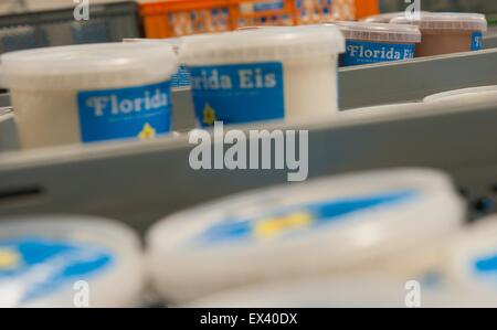 Berlin, Allemagne. 01 juillet, 2015. Les boîtes de crème glacée sont représentés dans une chambre de refroidissement de fabricant de crème glacée Floride Eis à Berlin, Allemagne, 01 juillet 2015. Environ 200 employés sont impliqués dans la production et la vente d'environ 80 différents types de glaces. Photo : Paul Zinken/dpa/Alamy Live News Banque D'Images