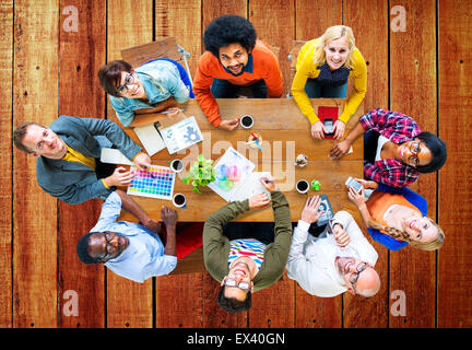 Groupe de Designers divers ayant un concept de réunion Banque D'Images