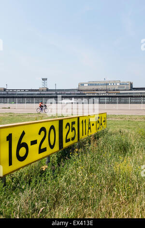 Vue de l'ancien aéroport de Tempelhof au parc public maintenant dans Kreuzberg, Berlin Allemagne Banque D'Images
