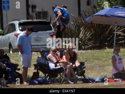 Britney Spears de câlins avec petit ami Charlie Ebersol, assis entre ses jambes tout en regardant un match de football avec ses fils Britney Spears : où : Los Angeles, California, United States Quand : 03 mai 2015 C Banque D'Images