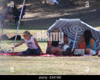 Britney Spears de câlins avec petit ami Charlie Ebersol, assis entre ses jambes tout en regardant un match de football avec ses fils Britney Spears : où : Los Angeles, California, United States Quand : 03 mai 2015 C Banque D'Images