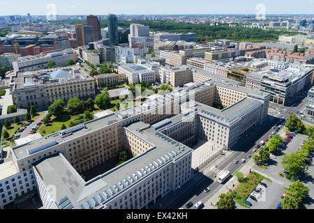 Toits de Berlin vers la Potsdamer Platz avec Ministère fédéral allemand des Finances en premier plan en Allemagne Banque D'Images