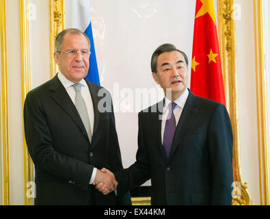 Vienne, Autriche. 6 juillet, 2015. Le Ministre chinois des affaires étrangères Wang Yi (R) rencontre avec le Ministre russe des Affaires étrangères Sergueï Lavrov au Palais Coburg Hotel où l'ont lieu, à Vienne, Autriche, le 6 juillet 2015. Credit : Qian Yi/Xinhua/Alamy Live News Banque D'Images