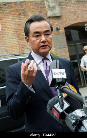 Vienne, Autriche. 6 juillet, 2015. Le ministre des Affaires étrangères Wang Yi parle aux journalistes à l'Hôtel Palais Coburg où l'ont lieu, à Vienne, Autriche, le 6 juillet 2015. Credit : Qian Yi/Xinhua/Alamy Live News Banque D'Images