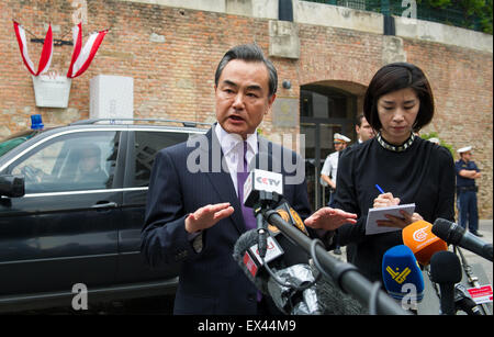 Vienne, Autriche. 6 juillet, 2015. Le ministre des Affaires étrangères Wang Yi parle aux journalistes à l'Hôtel Palais Coburg où l'ont lieu, à Vienne, Autriche, le 6 juillet 2015. Credit : Qian Yi/Xinhua/Alamy Live News Banque D'Images