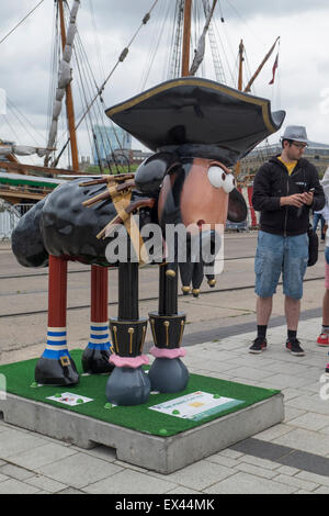 Bristol, Royaume-Uni. 6 juillet, 2015. 70 sculptures géantes du caractère animation Ardman Shaun le mouton ont été placés tout autour de la ville de Bristol. Chacune a été décorée individuellement et parrainé. L'objectif est de recueillir des fonds pour le grand appel, le Bristol Hôpital pour enfants de l'organisme de bienfaisance qui soutient les enfants malades et les bébés. Crédit : Mr Standfast/Alamy Live News Banque D'Images