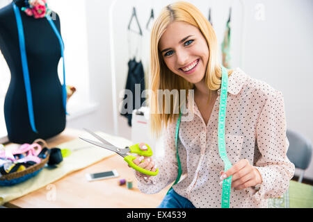 Happy female adapter debout dans l'atelier Banque D'Images