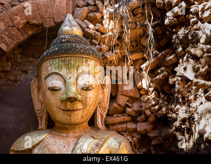 Statue de Bouddha dans les ruines d'Indein près du lac Inle, l'État de Shan, Myanmar Banque D'Images