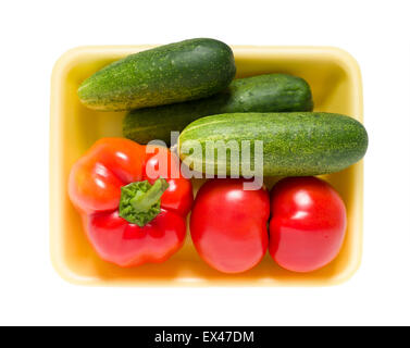 Poivrons, Tomates, concombres, dans un paquet isolé sur fond blanc Banque D'Images