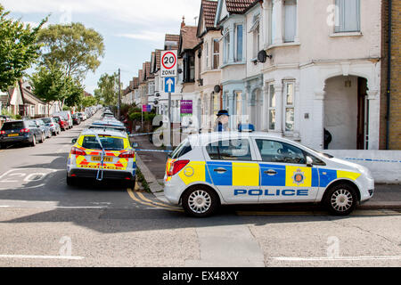 Westcliff on Sea, Essex, Royaume-Uni. 6 juillet, 2015. La police a lancé une enquête de meurtre après qu'un homme a été retrouvé poignardé à l'intérieur d'une maison à Beedell Avenue, Westcliff. Crédit : Darren Attersley/Alamy Live News Banque D'Images